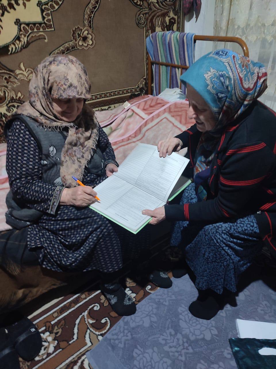 Социальный работник социального обслуживания на дому отделения № 1  Абдулкахирова Хадижат селении Килятли посетила своих подопечных  с целью оказания социальных услуг.